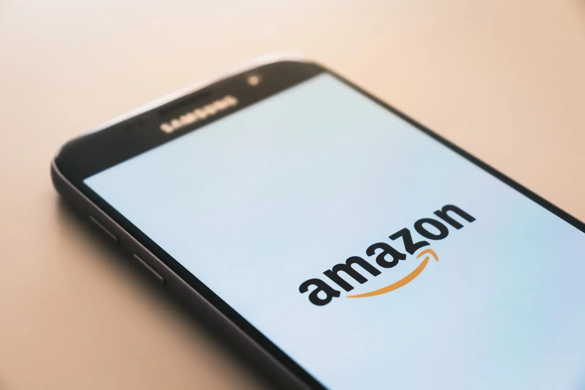Logo Amazon na budynku (sprzedaż na niemieckim Amazonie)